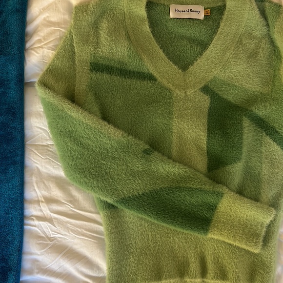 House of Sunny Green Sweater with Detachable Sleeves (2 in 1) - Picture 3 of 7